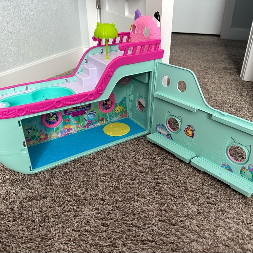 Gabby Dollhouse boat house with accessories